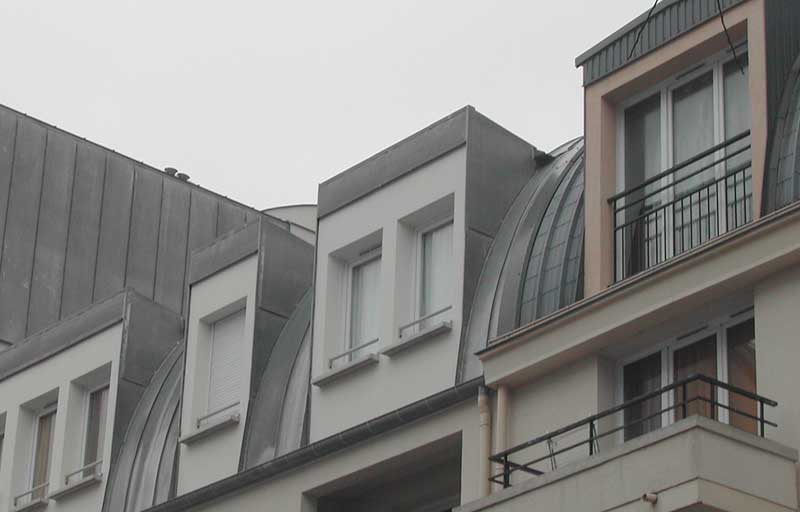 Toiture en zinc avec fenêtre dans le toit.